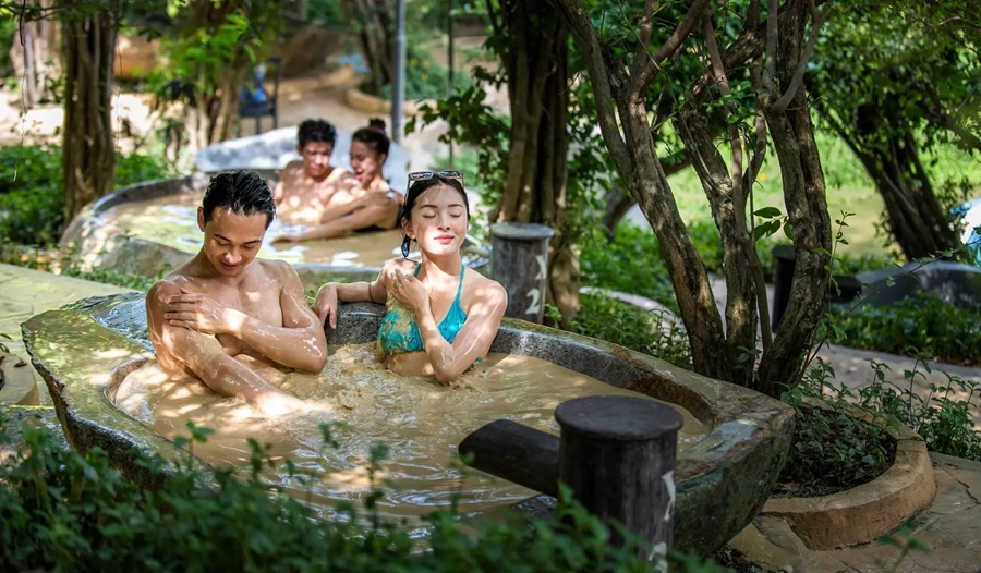 Tắm bùn Hòn Tằm Nha Trang